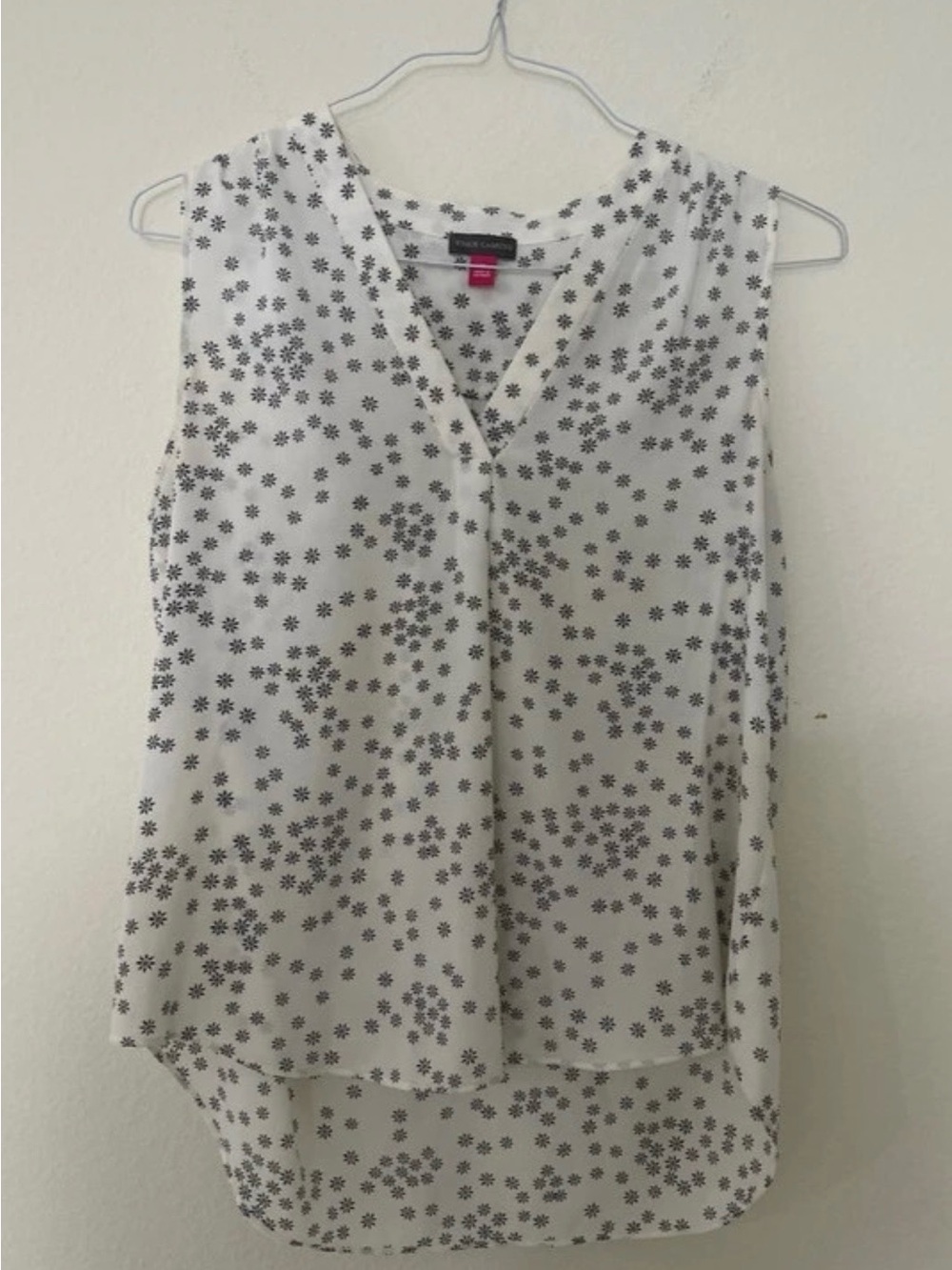 Vince Camuto White Sleeveless V-Neck Floral Print Tank